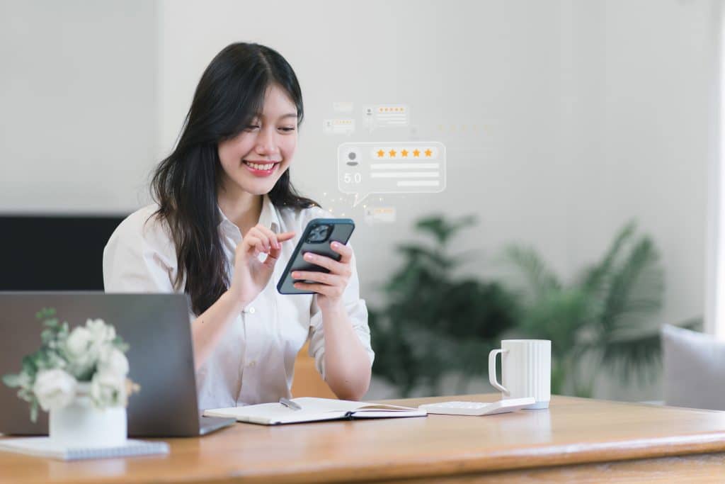 Cliente asiática fornecendo cinco estrelas na avaliação de satisfação. Conceito de pesquisa de feedback de satisfação do cliente.