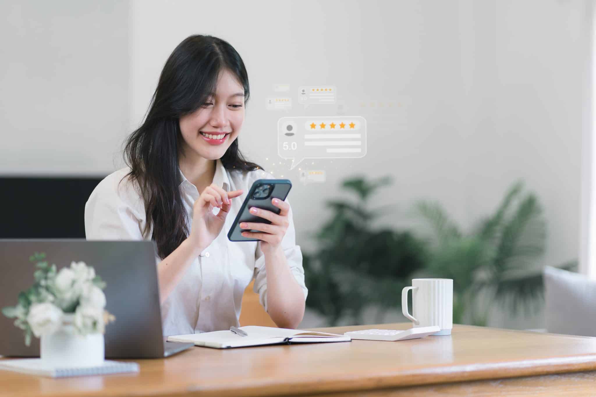 Cliente asiática fornecendo cinco estrelas na avaliação de satisfação. Conceito de pesquisa de feedback de satisfação do cliente.