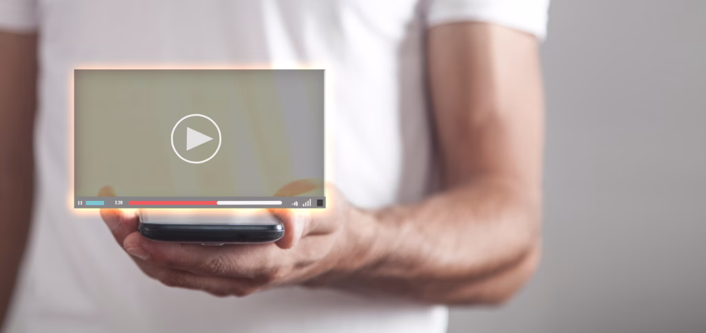 Homem segura celular com interface de vídeo flutuante em exibição.